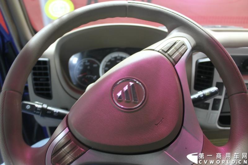 2014年11月20日-23日, 2014广州国际商用车展在广州琶洲中国进出口商品交易会展馆B区举行。福田汽车在广州车展上展出12辆整车和1台发动机，其中参展的4款商用车车型分别为福田奥铃、欧马可、拓陆者皮卡和福田欧辉客车，可谓阵容强大。图为福田奥铃BJ5049XXY-BF型载货车 