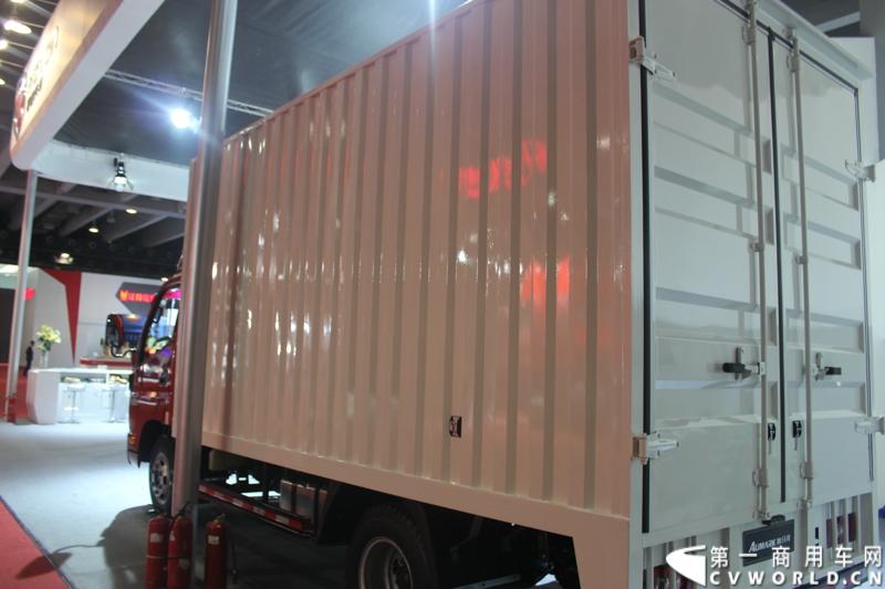 2014年11月20日-23日, 2014广州国际商用车展在广州琶洲中国进出口商品交易会展馆B区举行。福田汽车在广州车展上展出12辆整车和1台发动机，其中参展的4款商用车车型分别为福田奥铃、欧马可、拓陆者皮卡和福田欧辉客车，可谓阵容强大。图为福田欧马可 BJ5049V88EA -FA