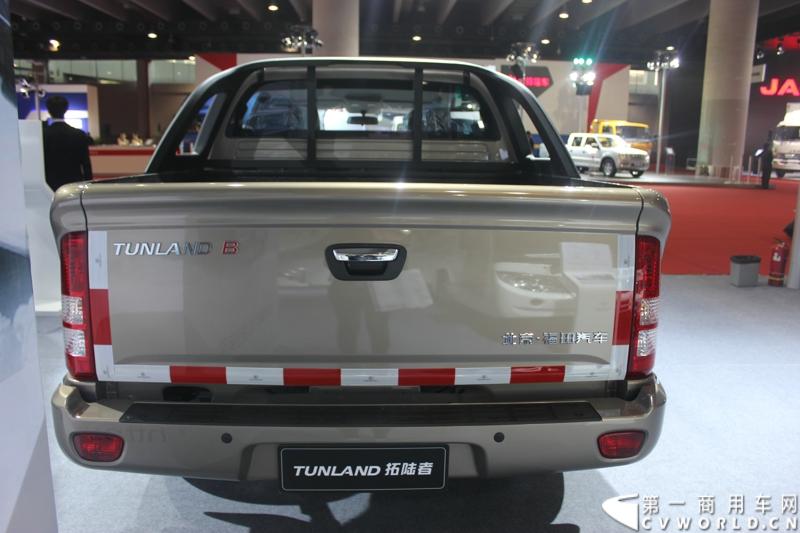 2014年11月20日-23日, 2014广州国际商用车展在广州琶洲中国进出口商品交易会展馆B区举行。福田汽车在广州车展上展出12辆整车和1台发动机，其中参展的4款商用车车型分别为福田奥铃、欧马可、拓陆者皮卡和福田欧辉客车，可谓阵容强大。图为福田拓路者BJ1037V3MD6-PP皮卡 