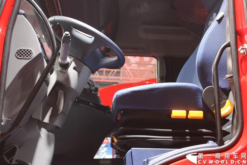 2014年11月20日-23日, 2014广州国际商用车展在广州琶洲中国进出口商品交易会展馆B区举行。作为国内主流商用车企业之一，上汽依维柯红岩商用车有限公司（以下简称“上汽依维柯红岩”）携其刚刚上市的杰狮“畅途版”牵引车和红岩杰狮港口牵引车亮相本次车展，其展位位于B区9—1馆。图为红岩杰狮畅途版国IV牵引车 