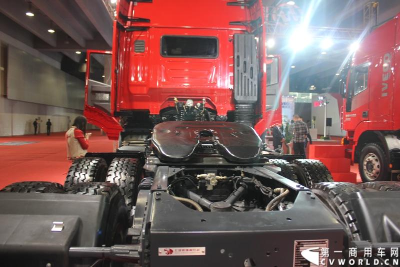 2014年11月20日-23日, 2014广州国际商用车展在广州琶洲中国进出口商品交易会展馆B区举行。作为国内主流商用车企业之一，上汽依维柯红岩商用车有限公司（以下简称“上汽依维柯红岩”）携其刚刚上市的杰狮“畅途版”牵引车和红岩杰狮港口牵引车亮相本次车展，其展位位于B区9—1馆。图为红岩杰狮畅途版国IV牵引车 