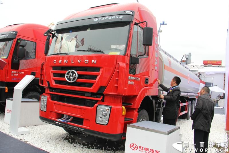 2014年11月25日，2014中国国际工程机械、建材机械、工程车辆及设备博览会（上海宝马展）在上海浦东新国际博览中心隆重开幕。图为红岩杰狮M100危险品运输车