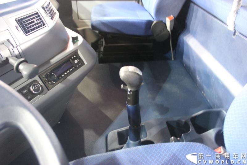 2014年11月20日-23日, 2014广州国际商用车展在广州琶洲中国进出口商品交易会展馆B区举行。作为国内主流商用车企业之一，上汽依维柯红岩商用车有限公司（以下简称“上汽依维柯红岩”）携其刚刚上市的杰狮“畅途版”牵引车和红岩杰狮港口牵引车亮相本次车展，其展位位于B区9—1馆。图为红岩杰狮畅途版国IV牵引车 