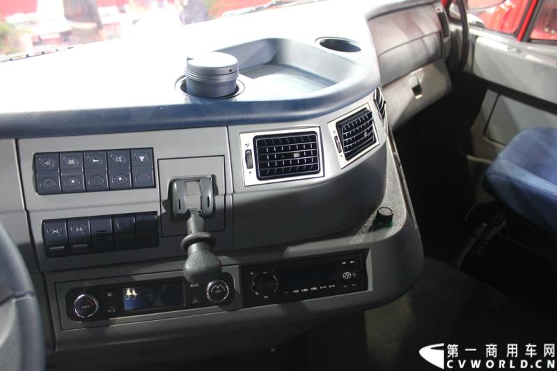 2014年11月20日-23日, 2014广州国际商用车展在广州琶洲中国进出口商品交易会展馆B区举行。作为国内主流商用车企业之一，上汽依维柯红岩商用车有限公司（以下简称“上汽依维柯红岩”）携其刚刚上市的杰狮“畅途版”牵引车和红岩杰狮港口牵引车亮相本次车展，其展位位于B区9—1馆。图为红岩杰狮畅途版国IV牵引车 