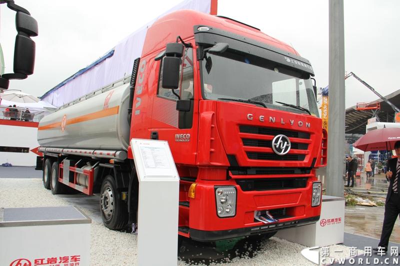 2014年11月25日，2014中国国际工程机械、建材机械、工程车辆及设备博览会（上海宝马展）在上海浦东新国际博览中心隆重开幕。图为红岩杰狮M100危险品运输车