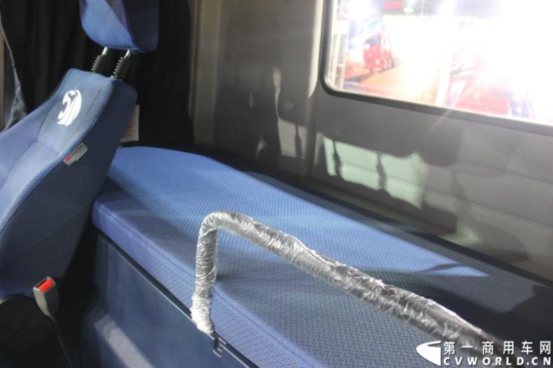 2014年11月20日-23日, 2014广州国际商用车展在广州琶洲中国进出口商品交易会展馆B区举行。作为国内主流商用车企业之一，上汽依维柯红岩商用车有限公司（以下简称“上汽依维柯红岩”）携其刚刚上市的杰狮“畅途版”牵引车和红岩杰狮港口牵引车亮相本次车展，其展位位于B区9—1馆。图为红岩杰狮畅途版国IV牵引车 