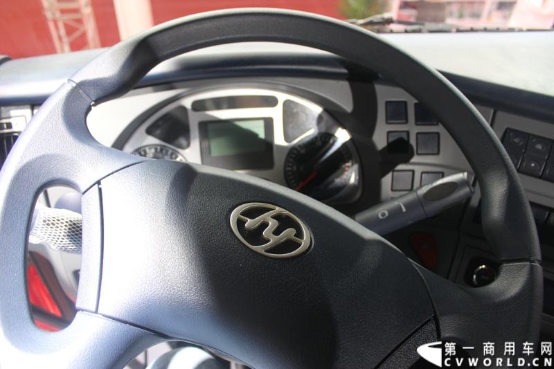 2014年11月20日-23日, 2014广州国际商用车展在广州琶洲中国进出口商品交易会展馆B区举行。作为国内主流商用车企业之一，上汽依维柯红岩商用车有限公司（以下简称“上汽依维柯红岩”）携其刚刚上市的杰狮“畅途版”牵引车和红岩杰狮港口牵引车亮相本次车展，其展位位于B区9—1馆。图为红岩杰狮畅途版国IV牵引车 