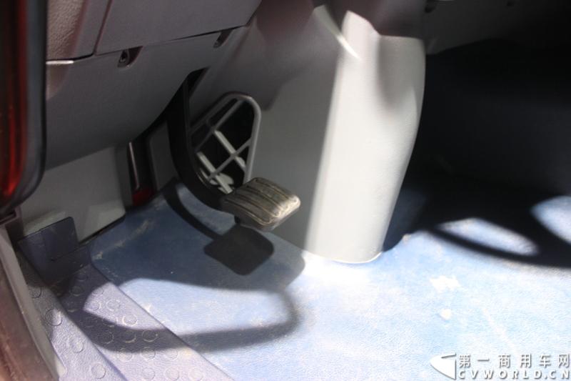 2014年11月20日-23日, 2014广州国际商用车展在广州琶洲中国进出口商品交易会展馆B区举行。作为国内主流商用车企业之一，上汽依维柯红岩商用车有限公司（以下简称“上汽依维柯红岩”）携其刚刚上市的杰狮“畅途版”牵引车和红岩杰狮港口牵引车亮相本次车展，其展位位于B区9—1馆。图为红岩杰狮畅途版国IV牵引车 