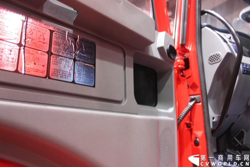 2014年11月20日-23日, 2014广州国际商用车展在广州琶洲中国进出口商品交易会展馆B区举行。作为国内主流商用车企业之一，上汽依维柯红岩商用车有限公司（以下简称“上汽依维柯红岩”）携其刚刚上市的杰狮“畅途版”牵引车和红岩杰狮港口牵引车亮相本次车展，其展位位于B区9—1馆。图为红岩杰狮畅途版国IV牵引车 