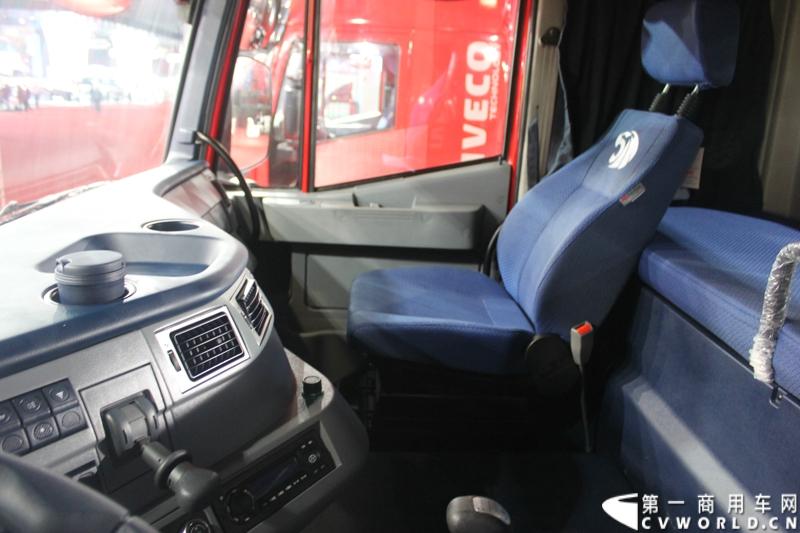 2014年11月20日-23日, 2014广州国际商用车展在广州琶洲中国进出口商品交易会展馆B区举行。作为国内主流商用车企业之一，上汽依维柯红岩商用车有限公司（以下简称“上汽依维柯红岩”）携其刚刚上市的杰狮“畅途版”牵引车和红岩杰狮港口牵引车亮相本次车展，其展位位于B区9—1馆。图为红岩杰狮畅途版国IV牵引车 