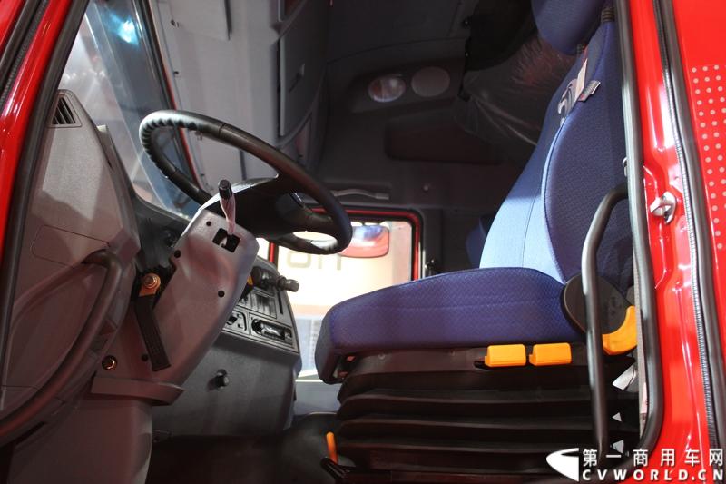 2014年11月20日-23日, 2014广州国际商用车展在广州琶洲中国进出口商品交易会展馆B区举行。作为国内主流商用车企业之一，上汽依维柯红岩商用车有限公司（以下简称“上汽依维柯红岩”）携其刚刚上市的杰狮“畅途版”牵引车和红岩杰狮港口牵引车亮相本次车展，其展位位于B区9—1馆。图为红岩杰狮港口版国IV牵引车 