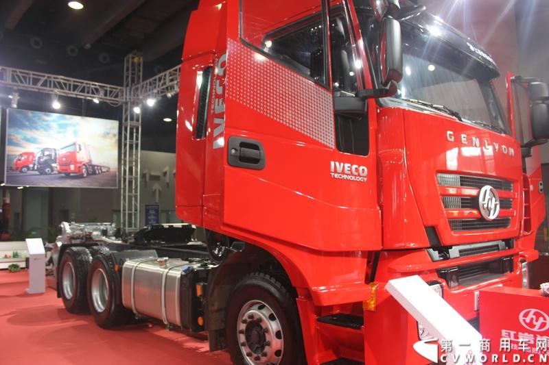 2014年11月20日-23日, 2014广州国际商用车展在广州琶洲中国进出口商品交易会展馆B区举行。作为国内主流商用车企业之一，上汽依维柯红岩商用车有限公司（以下简称“上汽依维柯红岩”）携其刚刚上市的杰狮“畅途版”牵引车和红岩杰狮港口牵引车亮相本次车展，其展位位于B区9—1馆。图为红岩杰狮港口版国IV牵引车 