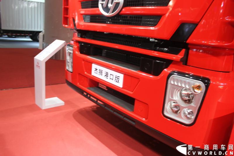 2014年11月20日-23日, 2014广州国际商用车展在广州琶洲中国进出口商品交易会展馆B区举行。作为国内主流商用车企业之一，上汽依维柯红岩商用车有限公司（以下简称“上汽依维柯红岩”）携其刚刚上市的杰狮“畅途版”牵引车和红岩杰狮港口牵引车亮相本次车展，其展位位于B区9—1馆。图为红岩杰狮港口版国IV牵引车 