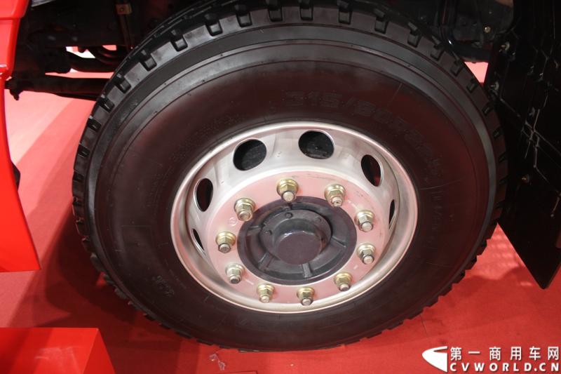 2014年11月20日-23日, 2014广州国际商用车展在广州琶洲中国进出口商品交易会展馆B区举行。作为国内主流商用车企业之一，上汽依维柯红岩商用车有限公司（以下简称“上汽依维柯红岩”）携其刚刚上市的杰狮“畅途版”牵引车和红岩杰狮港口牵引车亮相本次车展，其展位位于B区9—1馆。图为红岩杰狮港口版国IV牵引车 