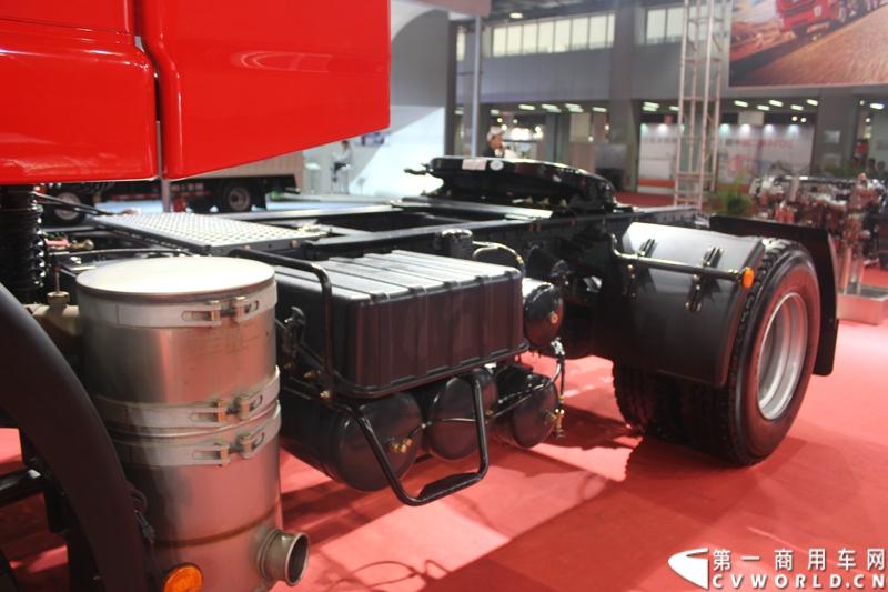 2014年11月20日-23日, 2014广州国际商用车展在广州琶洲中国进出口商品交易会展馆B区举行。作为国内主流商用车企业之一，上汽依维柯红岩商用车有限公司（以下简称“上汽依维柯红岩”）携其刚刚上市的杰狮“畅途版”牵引车和红岩杰狮港口牵引车亮相本次车展，其展位位于B区9—1馆。图为红岩杰狮港口版国IV牵引车 