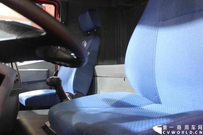 2014年11月20日-23日, 2014广州国际商用车展在广州琶洲中国进出口商品交易会展馆B区举行。作为国内主流商用车企业之一，上汽依维柯红岩商用车有限公司（以下简称“上汽依维柯红岩”）携其刚刚上市的杰狮“畅途版”牵引车和红岩杰狮港口牵引车亮相本次车展，其展位位于B区9—1馆。图为红岩杰狮港口版国IV牵引车 