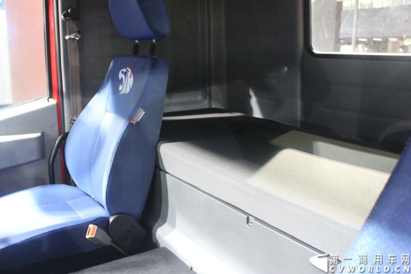 2014年11月20日-23日, 2014广州国际商用车展在广州琶洲中国进出口商品交易会展馆B区举行。作为国内主流商用车企业之一，上汽依维柯红岩商用车有限公司（以下简称“上汽依维柯红岩”）携其刚刚上市的杰狮“畅途版”牵引车和红岩杰狮港口牵引车亮相本次车展，其展位位于B区9—1馆。图为红岩杰狮港口版国IV牵引车 