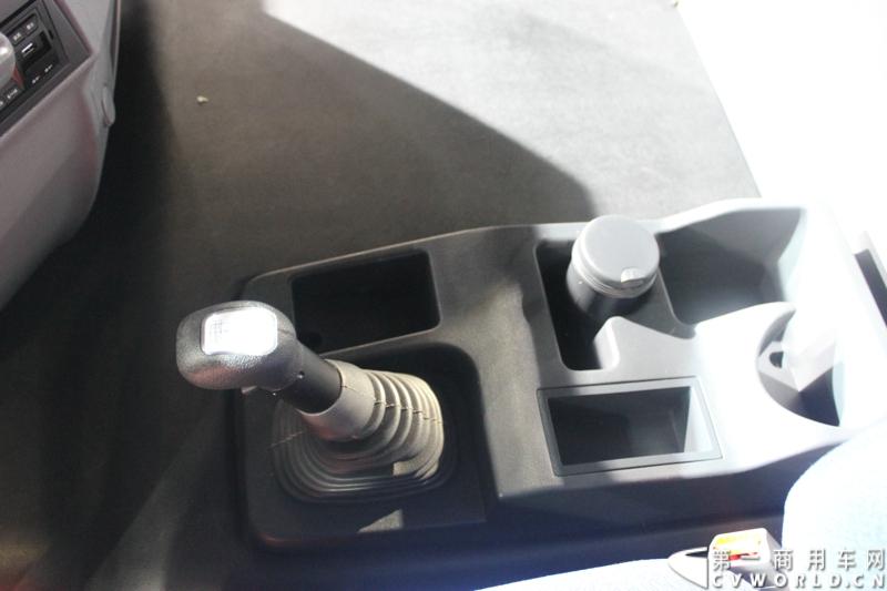 2014年11月20日-23日, 2014广州国际商用车展在广州琶洲中国进出口商品交易会展馆B区举行。作为国内主流商用车企业之一，上汽依维柯红岩商用车有限公司（以下简称“上汽依维柯红岩”）携其刚刚上市的杰狮“畅途版”牵引车和红岩杰狮港口牵引车亮相本次车展，其展位位于B区9—1馆。图为红岩杰狮港口版国IV牵引车 