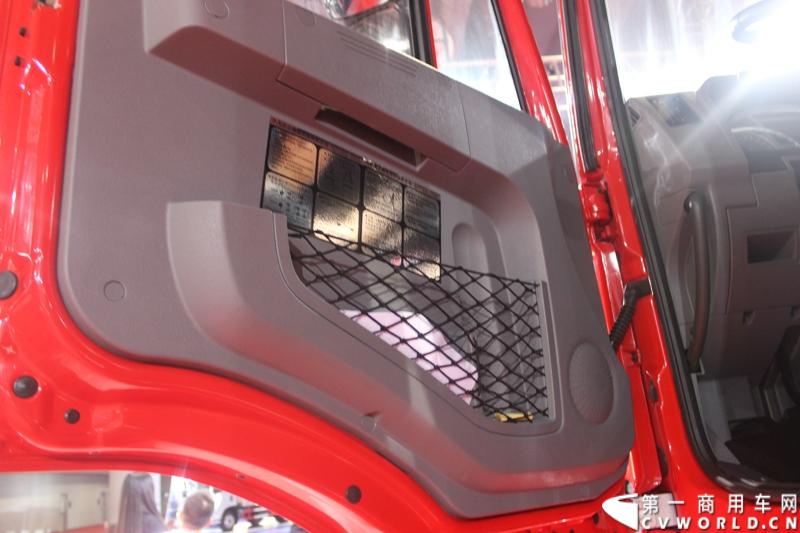 2014年11月20日-23日, 2014广州国际商用车展在广州琶洲中国进出口商品交易会展馆B区举行。作为国内主流商用车企业之一，上汽依维柯红岩商用车有限公司（以下简称“上汽依维柯红岩”）携其刚刚上市的杰狮“畅途版”牵引车和红岩杰狮港口牵引车亮相本次车展，其展位位于B区9—1馆。图为红岩杰狮港口版国IV牵引车 