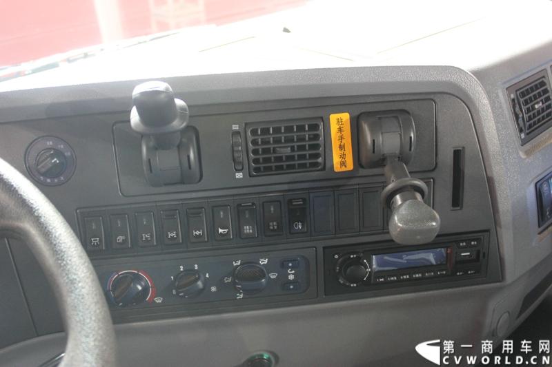 2014年11月20日-23日, 2014广州国际商用车展在广州琶洲中国进出口商品交易会展馆B区举行。作为国内主流商用车企业之一，上汽依维柯红岩商用车有限公司（以下简称“上汽依维柯红岩”）携其刚刚上市的杰狮“畅途版”牵引车和红岩杰狮港口牵引车亮相本次车展，其展位位于B区9—1馆。图为红岩杰狮港口版国IV牵引车 