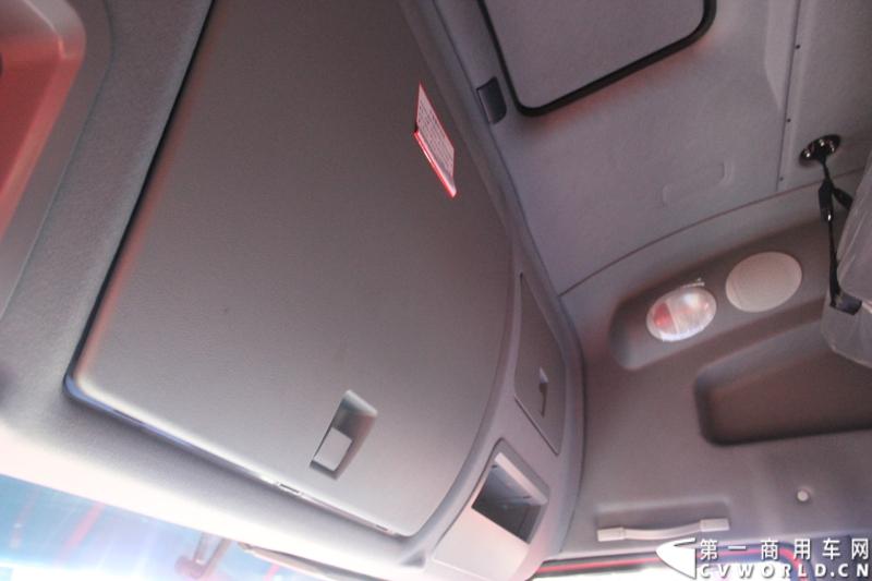 2014年11月20日-23日, 2014广州国际商用车展在广州琶洲中国进出口商品交易会展馆B区举行。作为国内主流商用车企业之一，上汽依维柯红岩商用车有限公司（以下简称“上汽依维柯红岩”）携其刚刚上市的杰狮“畅途版”牵引车和红岩杰狮港口牵引车亮相本次车展，其展位位于B区9—1馆。图为红岩杰狮港口版国IV牵引车 