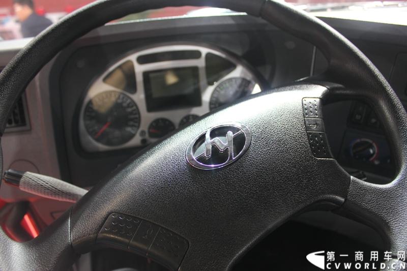 2014年11月20日-23日, 2014广州国际商用车展在广州琶洲中国进出口商品交易会展馆B区举行。作为国内主流商用车企业之一，上汽依维柯红岩商用车有限公司（以下简称“上汽依维柯红岩”）携其刚刚上市的杰狮“畅途版”牵引车和红岩杰狮港口牵引车亮相本次车展，其展位位于B区9—1馆。图为红岩杰狮港口版国IV牵引车 