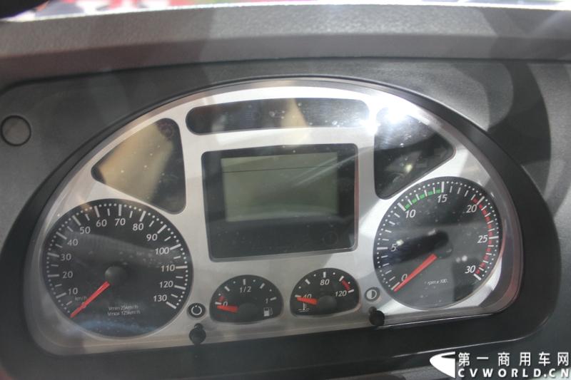 2014年11月20日-23日, 2014广州国际商用车展在广州琶洲中国进出口商品交易会展馆B区举行。作为国内主流商用车企业之一，上汽依维柯红岩商用车有限公司（以下简称“上汽依维柯红岩”）携其刚刚上市的杰狮“畅途版”牵引车和红岩杰狮港口牵引车亮相本次车展，其展位位于B区9—1馆。图为红岩杰狮港口版国IV牵引车 