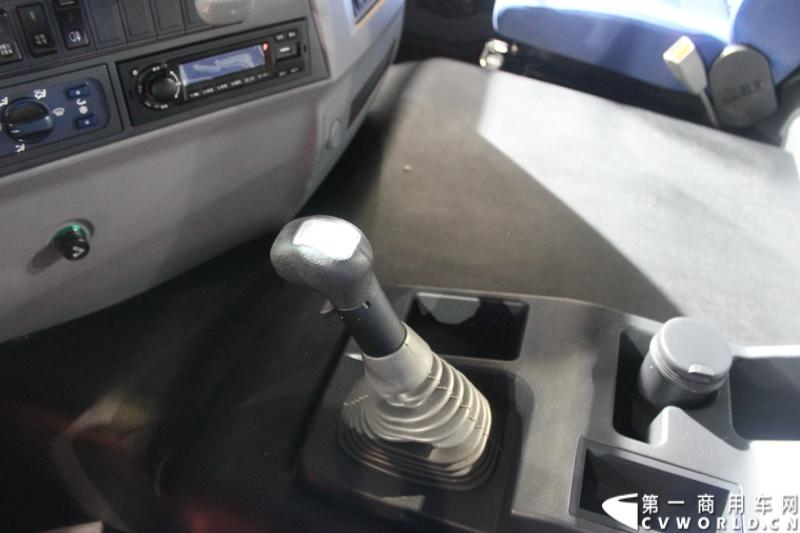 2014年11月20日-23日, 2014广州国际商用车展在广州琶洲中国进出口商品交易会展馆B区举行。作为国内主流商用车企业之一，上汽依维柯红岩商用车有限公司（以下简称“上汽依维柯红岩”）携其刚刚上市的杰狮“畅途版”牵引车和红岩杰狮港口牵引车亮相本次车展，其展位位于B区9—1馆。图为红岩杰狮港口版国IV牵引车 