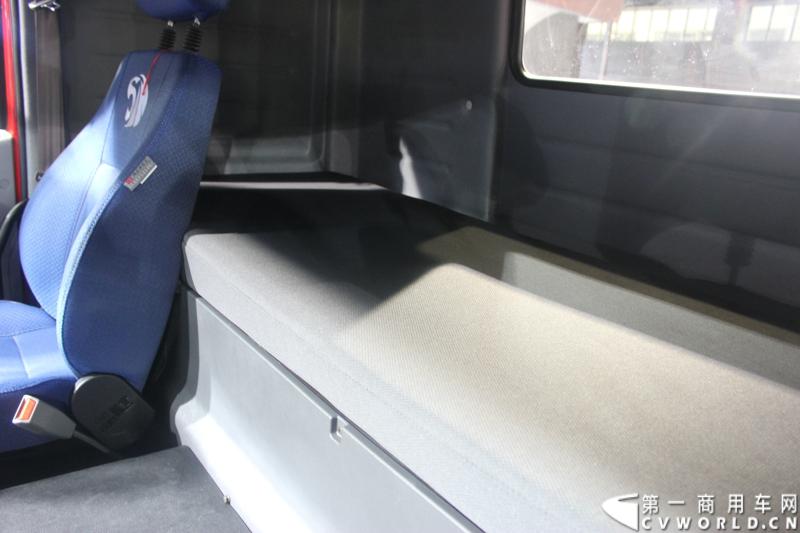 2014年11月20日-23日, 2014广州国际商用车展在广州琶洲中国进出口商品交易会展馆B区举行。作为国内主流商用车企业之一，上汽依维柯红岩商用车有限公司（以下简称“上汽依维柯红岩”）携其刚刚上市的杰狮“畅途版”牵引车和红岩杰狮港口牵引车亮相本次车展，其展位位于B区9—1馆。图为红岩杰狮港口版国IV牵引车 