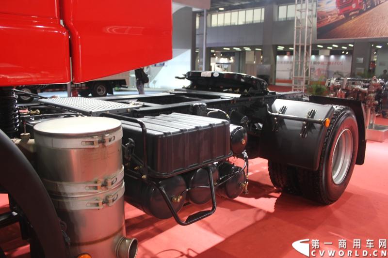 2014年11月20日-23日, 2014广州国际商用车展在广州琶洲中国进出口商品交易会展馆B区举行。作为国内主流商用车企业之一，上汽依维柯红岩商用车有限公司（以下简称“上汽依维柯红岩”）携其刚刚上市的杰狮“畅途版”牵引车和红岩杰狮港口牵引车亮相本次车展，其展位位于B区9—1馆。图为红岩杰狮港口版国IV牵引车 