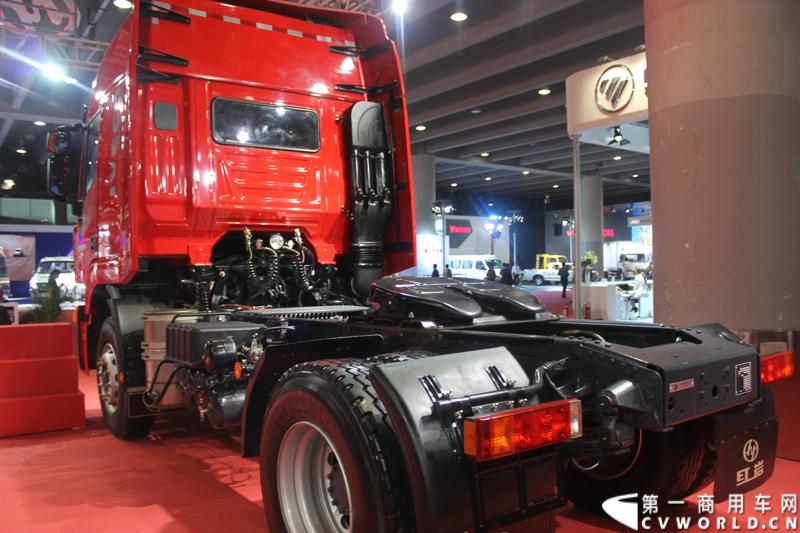 2014年11月20日-23日, 2014广州国际商用车展在广州琶洲中国进出口商品交易会展馆B区举行。作为国内主流商用车企业之一，上汽依维柯红岩商用车有限公司（以下简称“上汽依维柯红岩”）携其刚刚上市的杰狮“畅途版”牵引车和红岩杰狮港口牵引车亮相本次车展，其展位位于B区9—1馆。图为红岩杰狮港口版国IV牵引车 