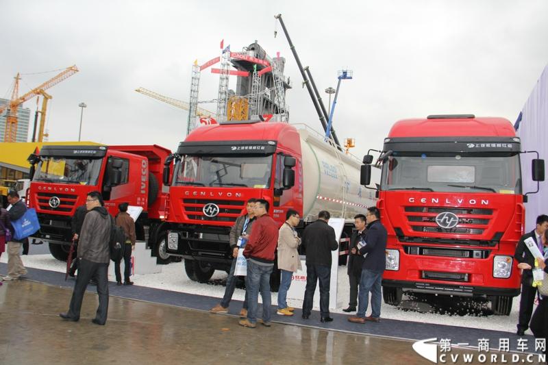 2014年11月25日，2014中国国际工程机械、建材机械、工程车辆及设备博览会（上海宝马展）在上海浦东新国际博览中心隆重开幕。图为红岩展台