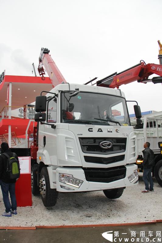 2014年11月25日，2014中国国际工程机械、建材机械、工程车辆及设备博览会（上海宝马展）在上海浦东新国际博览中心隆重开幕。图为华菱汉马H03随车吊，220马力