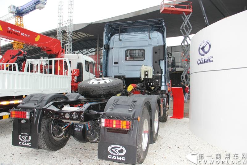 2014年11月25日，2014中国国际工程机械、建材机械、工程车辆及设备博览会（上海宝马展）在上海浦东新国际博览中心隆重开幕。图为华菱星凯马高端牵引车，460马力 