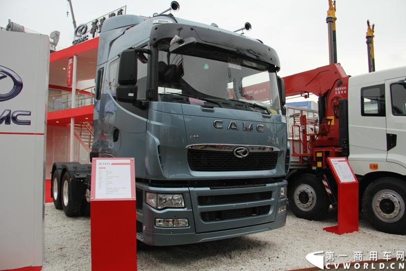2014年11月25日，2014中国国际工程机械、建材机械、工程车辆及设备博览会（上海宝马展）在上海浦东新国际博览中心隆重开幕。图为华菱星凯马高端牵引车，460马力 