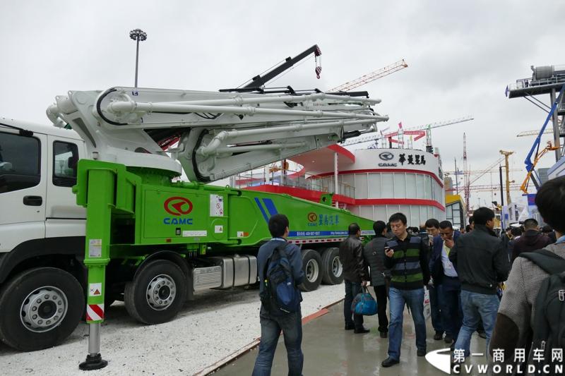 2014年11月25日，2014中国国际工程机械、建材机械、工程车辆及设备博览会（上海宝马展）在上海浦东新国际博览中心隆重开幕。图为华菱星马在宝马展上的展台 