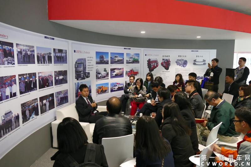 2014年11月25日，2014中国国际工程机械、建材机械、工程车辆及设备博览会（上海宝马展）在上海浦东新国际博览中心隆重开幕。图为华菱星马在宝马展上的展台 