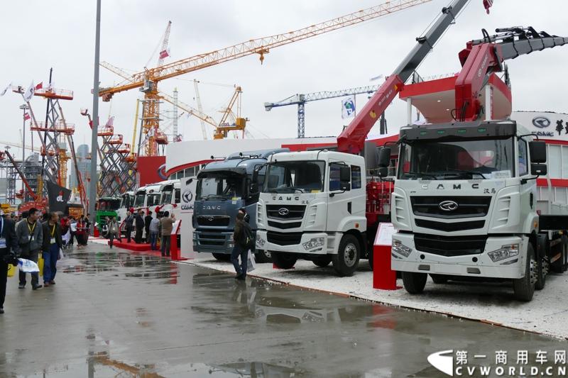 2014年11月25日，2014中国国际工程机械、建材机械、工程车辆及设备博览会（上海宝马展）在上海浦东新国际博览中心隆重开幕。图为华菱星马在宝马展上的展台 