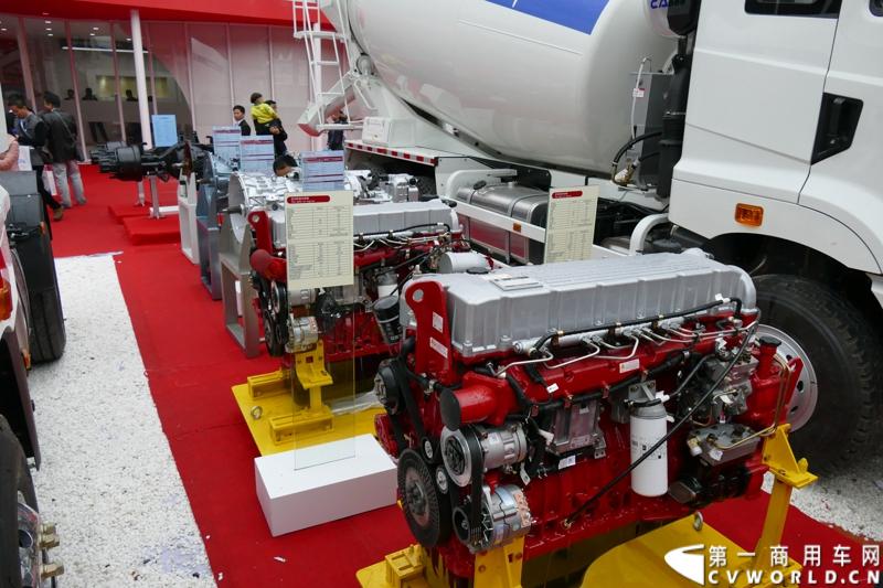 2014年11月25日，2014中国国际工程机械、建材机械、工程车辆及设备博览会（上海宝马展）在上海浦东新国际博览中心隆重开幕。图为华菱星马在宝马展上的展台 