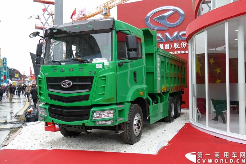 2014年11月25日，2014中国国际工程机械、建材机械、工程车辆及设备博览会（上海宝马展）在上海浦东新国际博览中心隆重开幕。图为华菱星马在宝马展上的展台 