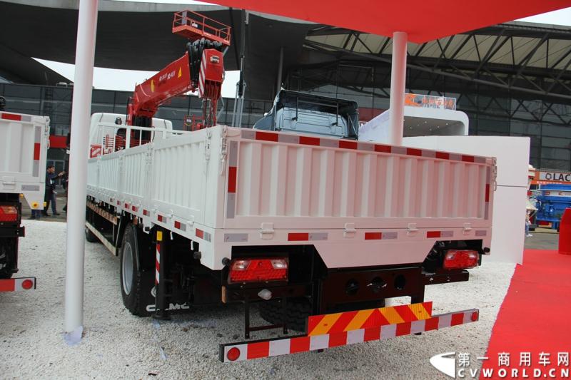 2014年11月25日，2014中国国际工程机械、建材机械、工程车辆及设备博览会（上海宝马展）在上海浦东新国际博览中心隆重开幕。图为华菱星马随车吊产品