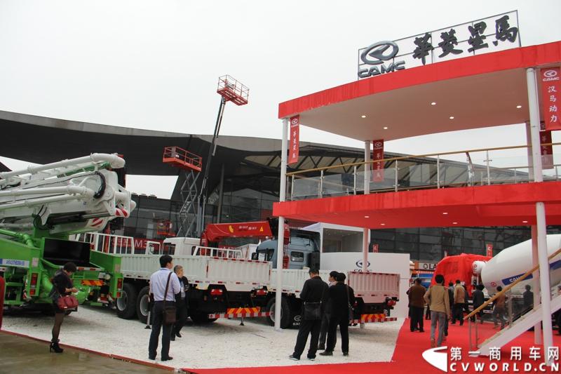 2014年11月25日，2014中国国际工程机械、建材机械、工程车辆及设备博览会（上海宝马展）在上海浦东新国际博览中心隆重开幕。图为华菱星马展台