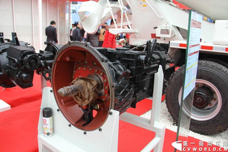 2014年11月25日，2014中国国际工程机械、建材机械、工程车辆及设备博览会（上海宝马展）在上海浦东新国际博览中心隆重开幕。图为华菱自主研发的变速箱产品 