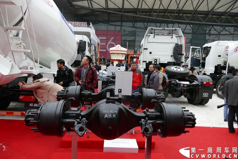 2014年11月25日，2014中国国际工程机械、建材机械、工程车辆及设备博览会（上海宝马展）在上海浦东新国际博览中心隆重开幕。图为华菱星马在宝马展上的展台 