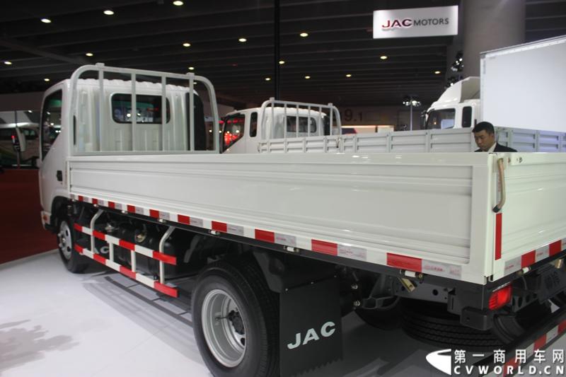   2014年11月20日-23日, 2014广州国际商用车展在广州琶洲中国进出口商品交易会展馆B区举行。作为国内主流商用车企业之一，此次江淮汽车携旗下帅铃全系主力车型及帅铃威司达中卡亮相。图为江淮帅铃HFC 1041P73K4C3-1型载货车