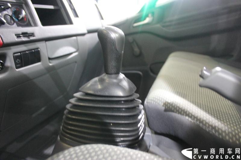   2014年11月20日-23日, 2014广州国际商用车展在广州琶洲中国进出口商品交易会展馆B区举行。作为国内主流商用车企业之一，此次江淮汽车携旗下帅铃全系主力车型及帅铃威司达中卡亮相。图为江淮帅铃HFC 1041P73K4C3-1型载货车