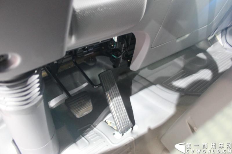   2014年11月20日-23日, 2014广州国际商用车展在广州琶洲中国进出口商品交易会展馆B区举行。作为国内主流商用车企业之一，此次江淮汽车携旗下帅铃全系主力车型及帅铃威司达中卡亮相。图为江淮帅铃HFC 1041P73K4C3-1型载货车