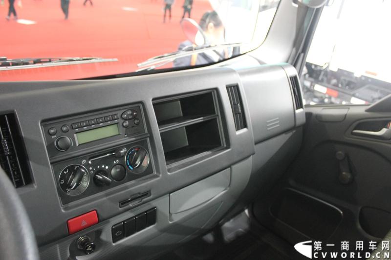   2014年11月20日-23日, 2014广州国际商用车展在广州琶洲中国进出口商品交易会展馆B区举行。作为国内主流商用车企业之一，此次江淮汽车携旗下帅铃全系主力车型及帅铃威司达中卡亮相。图为江淮帅铃HFC 1041P73K4C3-1型载货车