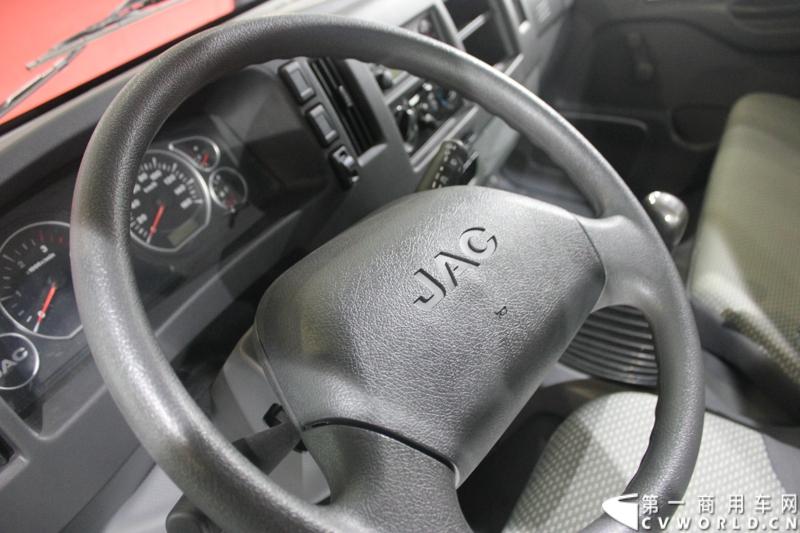   2014年11月20日-23日, 2014广州国际商用车展在广州琶洲中国进出口商品交易会展馆B区举行。作为国内主流商用车企业之一，此次江淮汽车携旗下帅铃全系主力车型及帅铃威司达中卡亮相。图为江淮帅铃HFC 1041P73K4C3-1型载货车