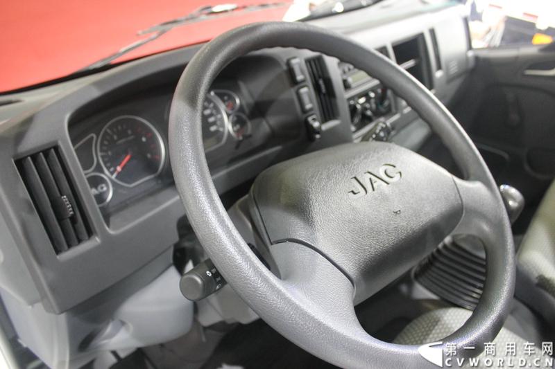   2014年11月20日-23日, 2014广州国际商用车展在广州琶洲中国进出口商品交易会展馆B区举行。作为国内主流商用车企业之一，此次江淮汽车携旗下帅铃全系主力车型及帅铃威司达中卡亮相。图为江淮帅铃HFC 1041P73K4C3-1型载货车